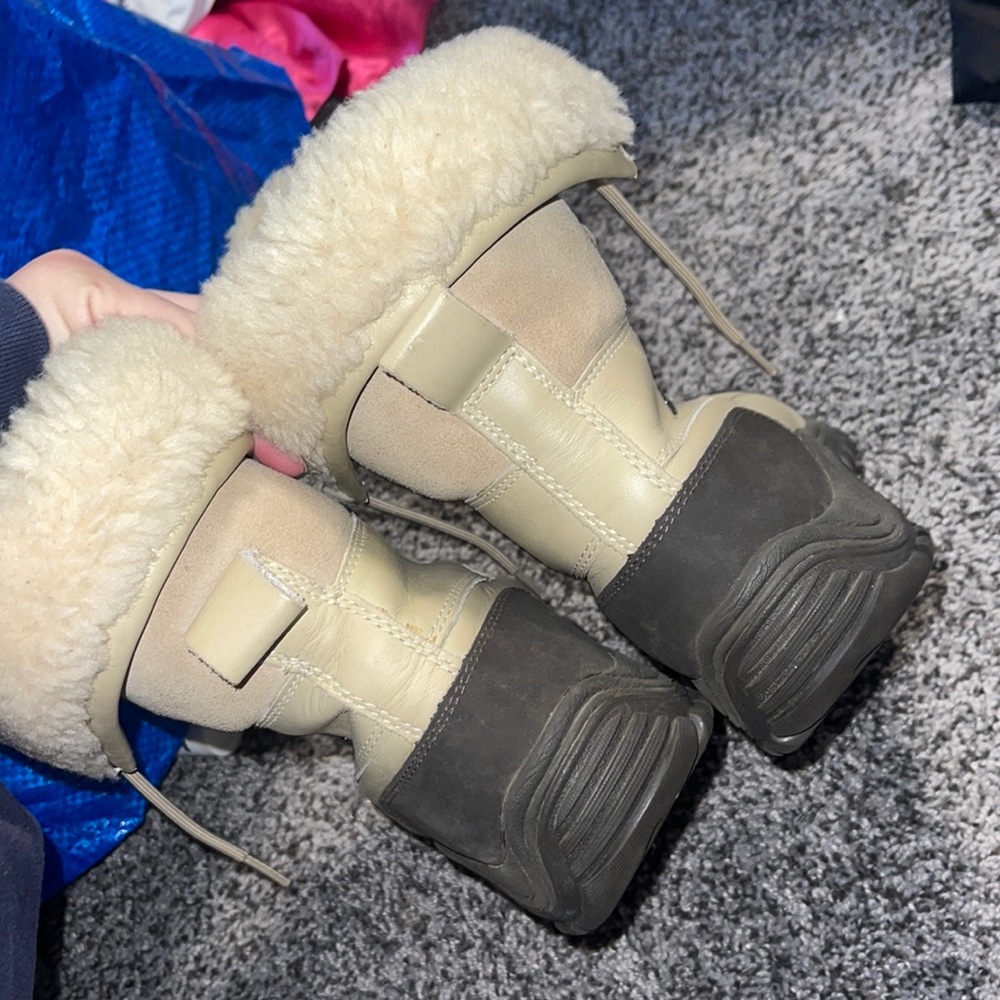 Ugg Women's Adirondack Snow Boot, Size 8, cream and black, insulated and line - Picture 5 of 11